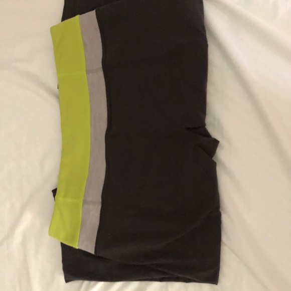 bundle!!! 2 pair LULULEMON and a third pair FREE - Picture 4 of 4